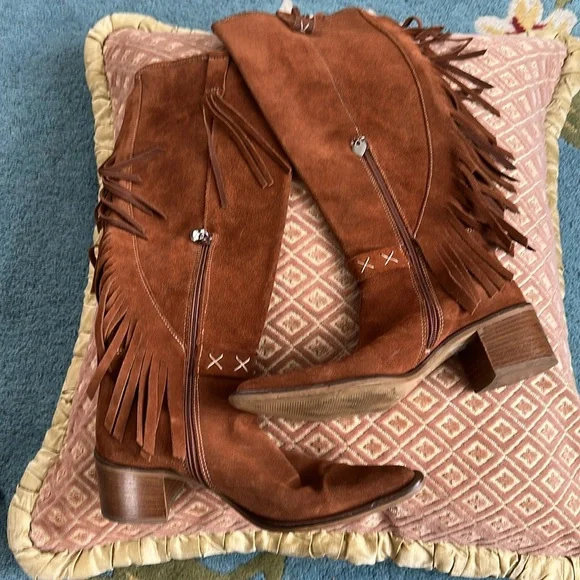 Tall suede fringe boots; Bronx; Size 9; very lightly worn. - Picture 8 of 8